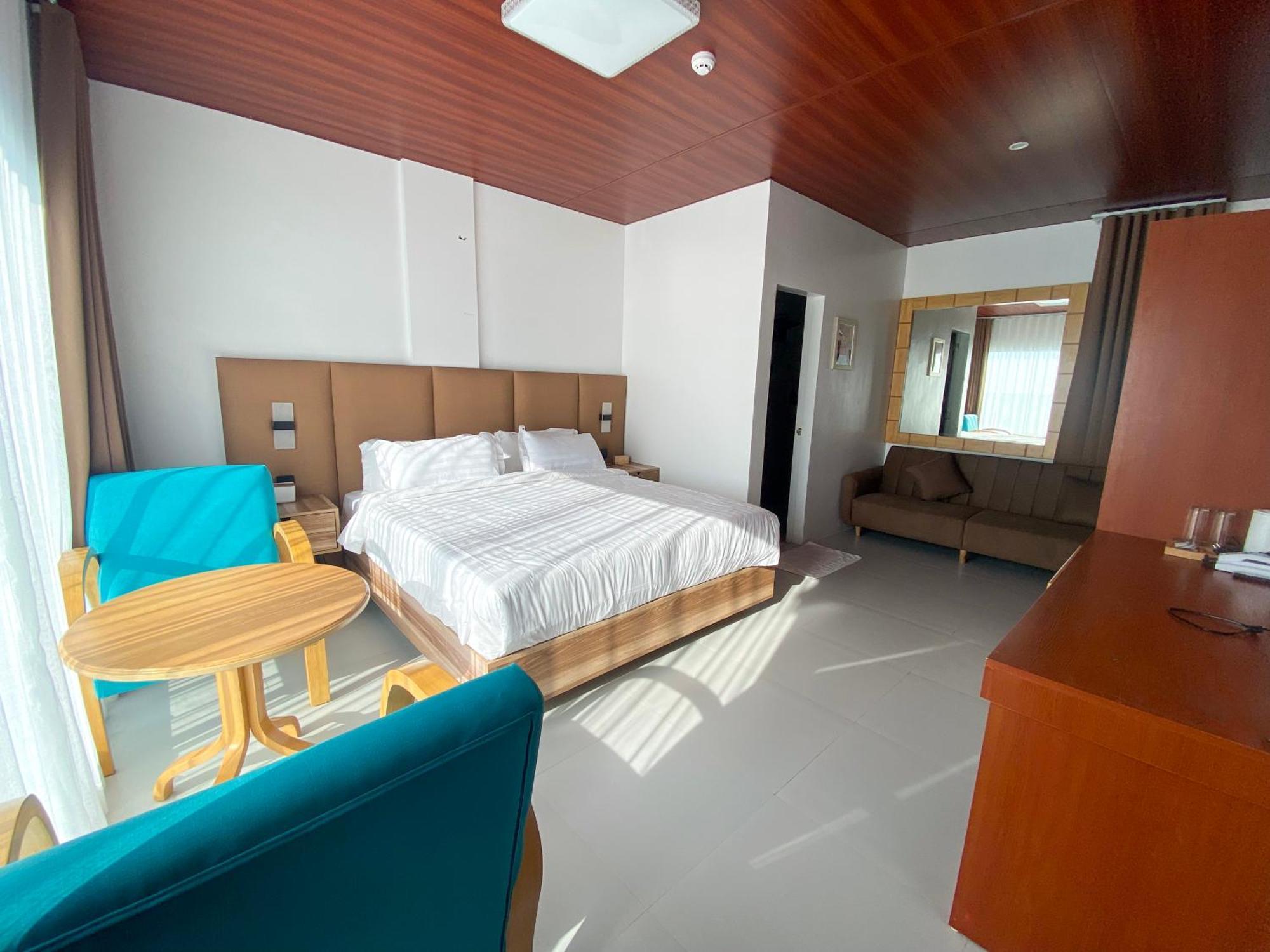 Q Beach Resort Cabangan Exterior photo
